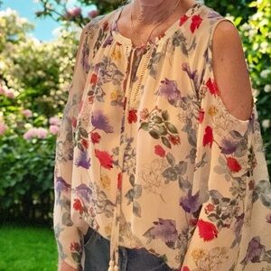 Black Rainn Cream cold shoulder flowy  peasant blouse.